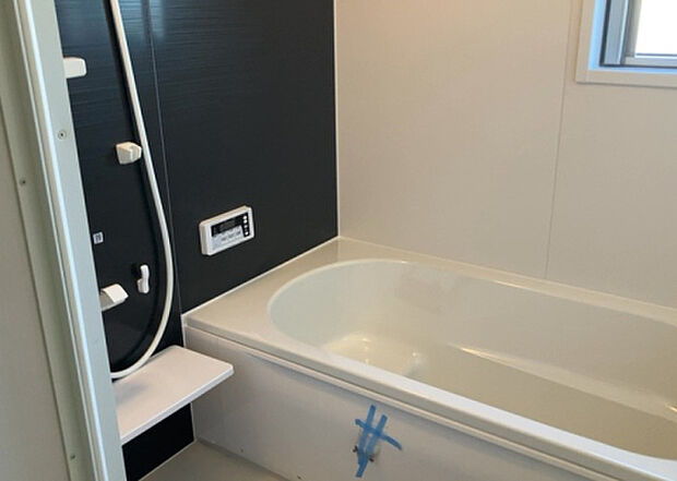 入浴時の快適さも大事なことですが、綺麗な状態を維持できなければ気持ちよく入浴できません。毎日の掃除が楽という点は大事なポイントになります！カビが生えにくく掃除がしやすい、壁や浴槽を選ぶといいでしょう。