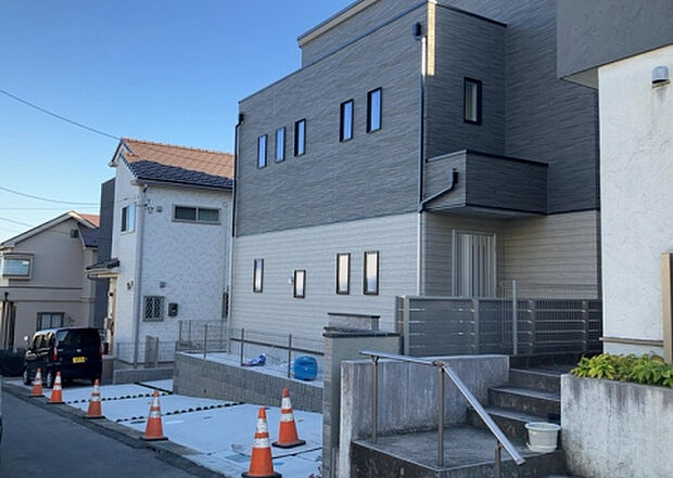 住宅用の土地では前面道路に2m以上接していなければならないと法律で定められています。しかし、お持ちの車のサイズやライフスタイルなどにより、2mでは利便が悪い場合もございますので、事前に確認しましょう。