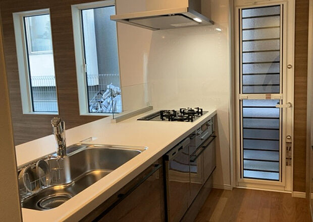 標準的なシステムキッチンの横幅は、165cm～300cm程度です。2100・2400・2550・2700などミリ単位で表記されます。普段どのように料理をするのかを想定しながら合ったサイズを選びましょう