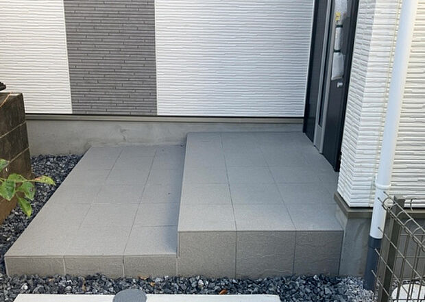 木造住宅とは土台、壁、柱など建築物の強度を支える構造体の材に木が使用されている構造を指します。構造体は建物の自重を支えるだけではなく風圧や水圧、積裁荷重などあらゆる衝撃に耐えるための基礎です。