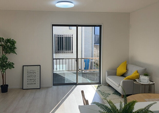 リビングの間取りの種類は大きくわけてリビングとダイニングが別になっているタイプ、リビングダイニング一体型です。どちらも一長一短ですので、家を選ぶ時はその両面をチェックして決めるようにしましょう。