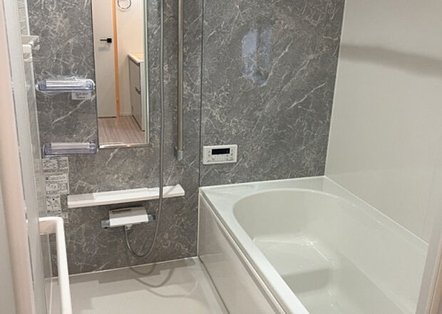 入浴時の快適さも大事なことですが、綺麗な状態を維持できなければ気持ちよく入浴できません。毎日の掃除が楽という点は大事なポイントになります！カビが生えにくく掃除がしやすい、壁や浴槽を選ぶといいでしょう。