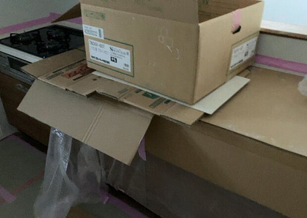 標準的なシステムキッチンの横幅は、165cm~300cm程度です。2100・2400・2550・2700などミリ単位で表記されます。普段どのように料理をするのかを想定しながら合ったサイズを選びましょう