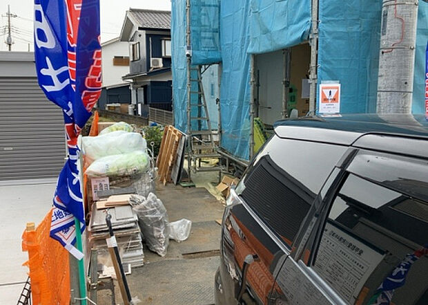 車一台あたりに必要なスペースは、標準サイズの普通自動車で横幅2m50cm、長さ5mは必要になります。ただし、乗降のことも考慮して横幅3m30cm、長さ5m50cmほどは確保できるところを選びましょう。