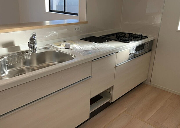 標準的なシステムキッチンの横幅は、165cm～300cm程度です。2100・2400・2550・2700などミリ単位で表記されます。普段どのように料理をするのかを想定しながら合ったサイズを選びましょう