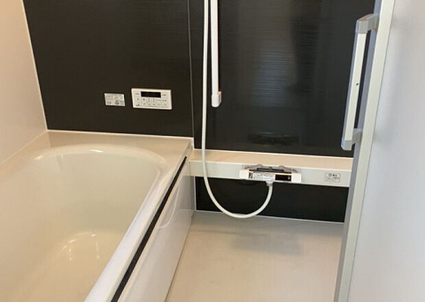 入浴時の快適さも大事なことですが、綺麗な状態を維持できなければ気持ちよく入浴できません。毎日の掃除が楽という点は大事なポイントになります！カビが生えにくく掃除がしやすい、壁や浴槽を選ぶといいでしょう。