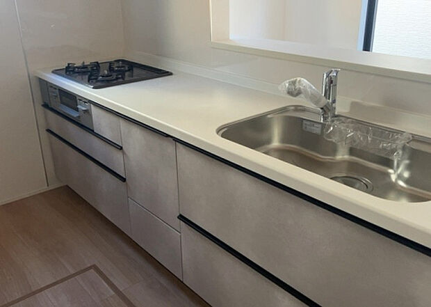 標準的なシステムキッチンの横幅は、165cm～300cm程度です。2100・2400・2550・2700などミリ単位で表記されます。普段どのように料理をするのかを想定しながら合ったサイズを選びましょう