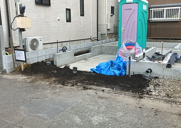 車一台あたりに必要なスペースは、標準サイズの普通自動車で横幅2m50cm、長さ5mは必要になります。ただし、乗降のことも考慮して横幅3m30cm、長さ5m50cmほどは確保できるところを選びましょう。