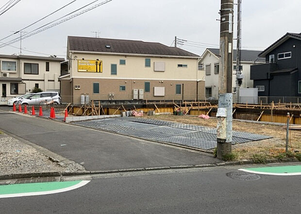 住宅用の土地では前面道路に2m以上接していなければならないと法律で定められています。しかし、お持ちの車のサイズやライフスタイルなどにより、2mでは利便が悪い場合もございますので、事前に確認しましょう。