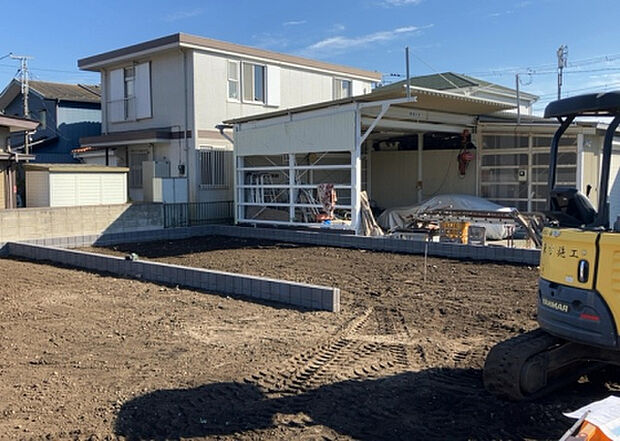 住宅用の土地では前面道路に2m以上接していなければならないと法律で定められています。しかし、お持ちの車のサイズやライフスタイルなどにより、2mでは利便が悪い場合もございますので、事前に確認しましょう。