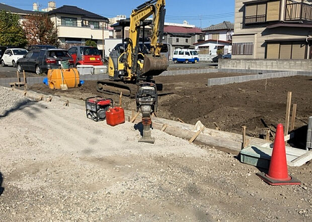 車一台あたりに必要なスペースは、標準サイズの普通自動車で横幅2m50cm、長さ5mは必要になります。ただし、乗降のことも考慮して横幅3m30cm、長さ5m50cmほどは確保できるところを選びましょう。