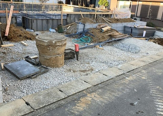 車一台あたりに必要なスペースは、標準サイズの普通自動車で横幅2m50cm、長さ5mは必要になります。ただし、乗降のことも考慮して横幅3m30cm、長さ5m50cmほどは確保できるところを選びましょう。