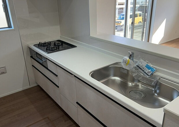 標準的なシステムキッチンの横幅は、165cm～300cm程度です。2100・2400・2550・2700などミリ単位で表記されます。普段どのように料理をするのかを想定しながら合ったサイズを選びましょう