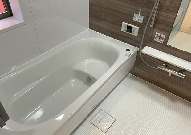 入浴時の快適さも大事なことですが、綺麗な状態を維持できなければ気持ちよく入浴できません。毎日の掃除が楽という点は大事なポイントになります！カビが生えにくく掃除がしやすい、壁や浴槽を選ぶといいでしょう。