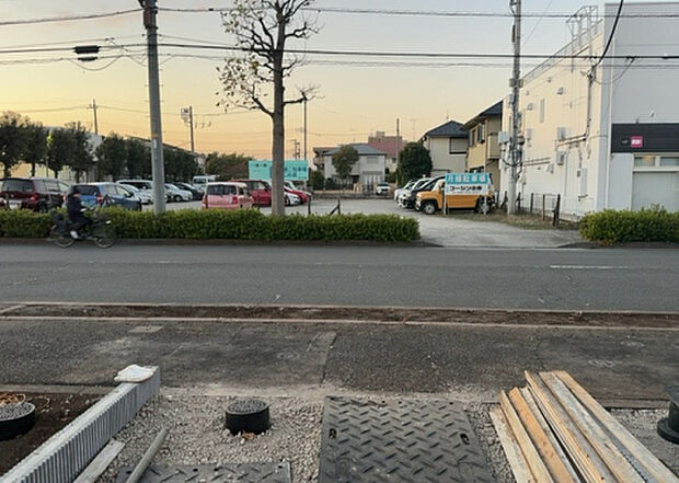 住宅用の土地では前面道路に2m以上接していなければならないと法律で定められています。しかし、お持ちの車のサイズやライフスタイルなどにより、2mでは利便が悪い場合もございますので、事前に確認しましょう。
