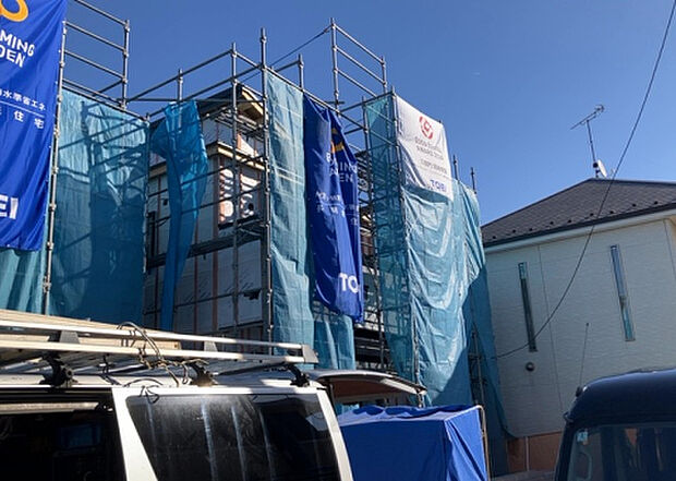 住宅用の土地では前面道路に2m以上接していなければならないと法律で定められています。しかし、お持ちの車のサイズやライフスタイルなどにより、2mでは利便が悪い場合もございますので、事前に確認しましょう。