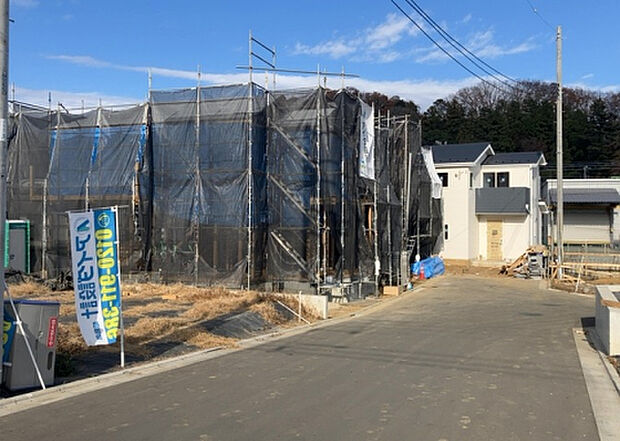 住宅用の土地では前面道路に2m以上接していなければならないと法律で定められています。しかし、お持ちの車のサイズやライフスタイルなどにより、2mでは利便が悪い場合もございますので、事前に確認しましょう。