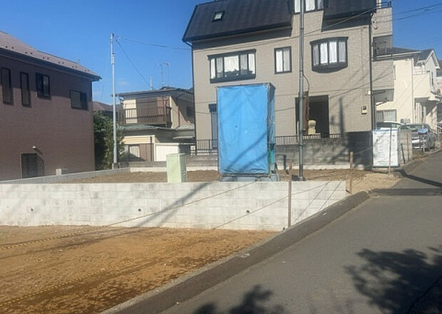 現地をご見学に行く際は、道路の幅や周辺の交通量、施設などをご確認頂くことをおすすめします!ある程度イメージをつけたいという場合は、同売主の施工事例や完成パースもお見せします。