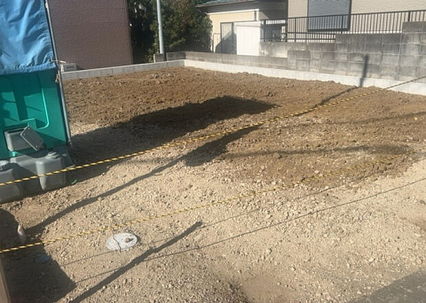 車一台あたりに必要なスペースは、標準サイズの普通自動車で横幅2m50cm、長さ5mは必要になります。ただし、乗降のことも考慮して横幅3m30cm、長さ5m50cmほどは確保できるところを選びましょう。