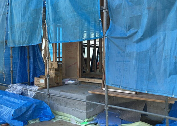 木造住宅とは土台、壁、柱など建築物の強度を支える構造体の材に木が使用されている構造を指します。構造体は建物の自重を支えるだけではなく風圧や水圧、積裁荷重などあらゆる衝撃に耐えるための基礎です。
