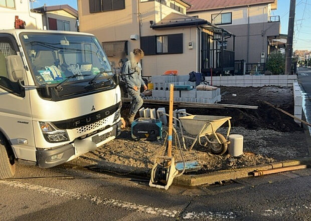 現地をご見学に行く際は、道路の幅や周辺の交通量、施設などをご確認頂くことをおすすめします!ある程度イメージをつけたいという場合は、同売主の施工事例や完成パースもお見せします。