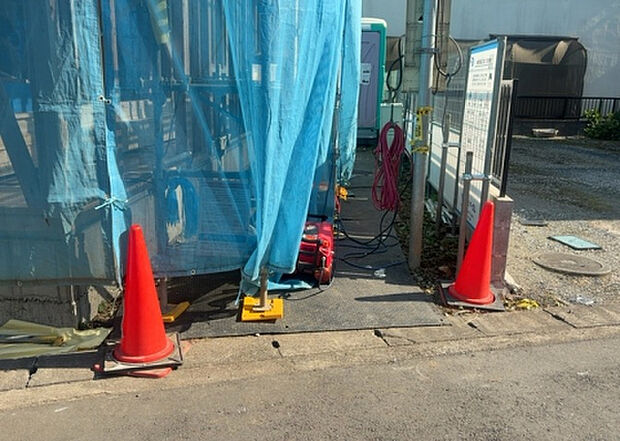 車一台あたりに必要なスペースは、標準サイズの普通自動車で横幅2m50cm、長さ5mは必要になります。ただし、乗降のことも考慮して横幅3m30cm、長さ5m50cmほどは確保できるところを選びましょう。