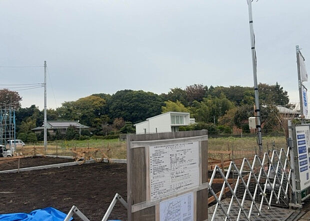 桜や紅葉の名所に出かける人は多いと思いますが、家にいながら季節の移ろいを感じる生活を送りませんか?リビングや窓から見える景色が生活を彩るワンポイントに!現地から見える景色を堪能してみては如何でしょう。