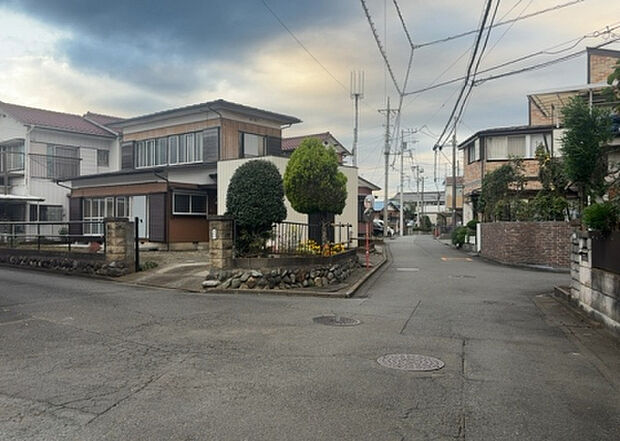 桜や紅葉の名所に出かける人は多いと思いますが、家にいながら季節の移ろいを感じる生活を送りませんか？リビングや窓から見える景色が生活を彩るワンポイントに！現地から見える景色を堪能してみては如何でしょう。