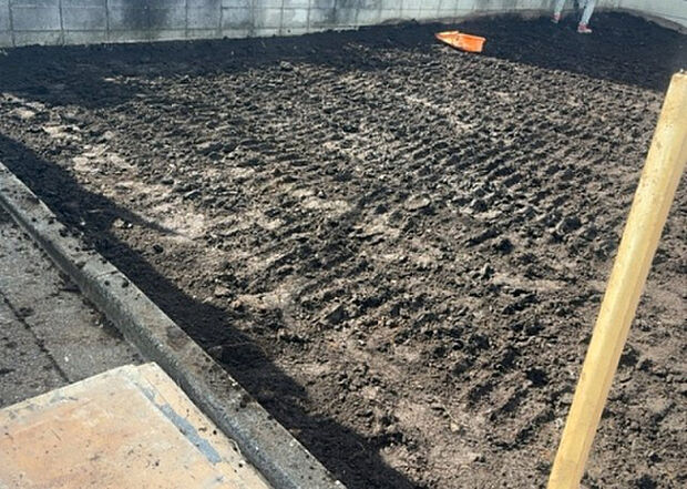 車一台あたりに必要なスペースは、標準サイズの普通自動車で横幅2m50cm、長さ5mは必要になります。ただし、乗降のことも考慮して横幅3m30cm、長さ5m50cmほどは確保できるところを選びましょう。