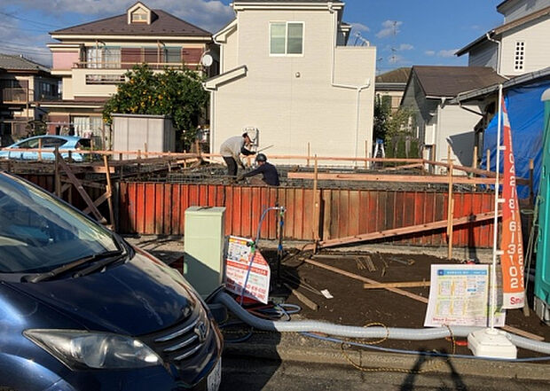 現地をご見学に行く際は、道路の幅や周辺の交通量、施設などをご確認頂くことをおすすめします！ある程度イメージをつけたいという場合は、同売主の施工事例や完成パースもお見せします。