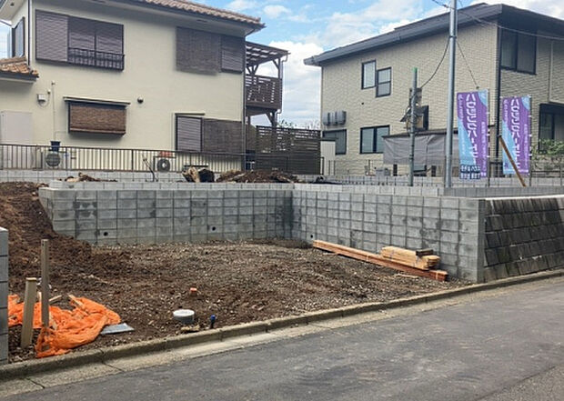 住宅用の土地では前面道路に2m以上接していなければならないと法律で定められています。しかし、お持ちの車のサイズやライフスタイルなどにより、2mでは利便が悪い場合もございますので、事前に確認しましょう。