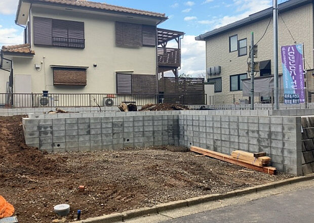 現地をご見学に行く際は、道路の幅や周辺の交通量、施設などをご確認頂くことをおすすめします！ある程度イメージをつけたいという場合は、同売主の施工事例や完成パースもお見せします。