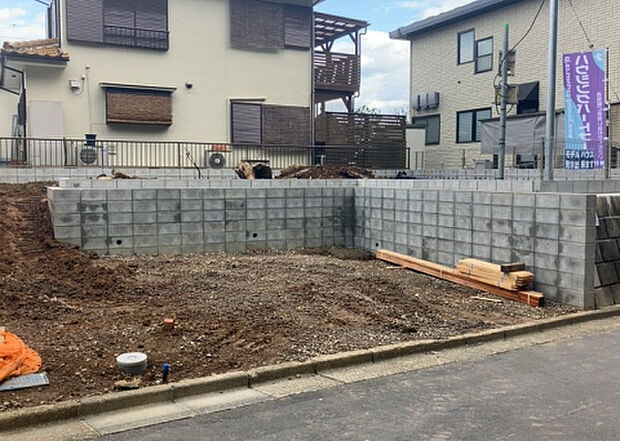 家族でのBBQを行うのであれば3坪程度の広さがあればよいでしょう。ガーデニングや家庭菜園を楽しむ際は、手入れが行き届く範囲にすると安心です。また、庭のある方角や接道が気になる方は事前に確認しましょう。