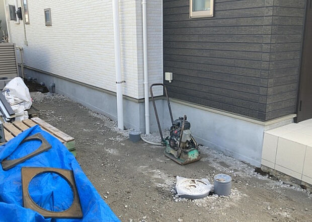 木造住宅とは土台、壁、柱など建築物の強度を支える構造体の材に木が使用されている構造を指します。構造体は建物の自重を支えるだけではなく風圧や水圧、積裁荷重などあらゆる衝撃に耐えるための基礎です。