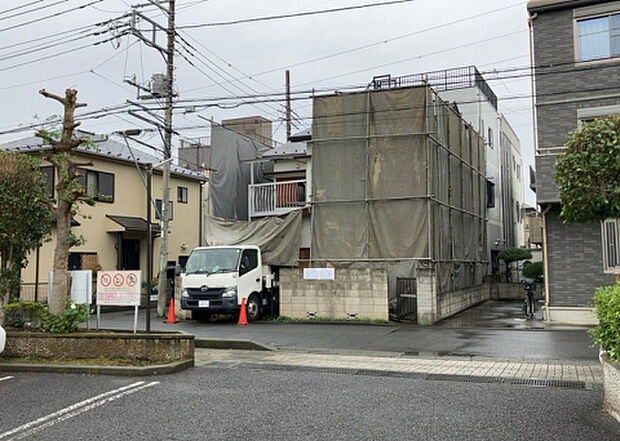 住宅用の土地では前面道路に2m以上接していなければならないと法律で定められています。しかし、お持ちの車のサイズやライフスタイルなどにより、2mでは利便が悪い場合もございますので、事前に確認しましょう。