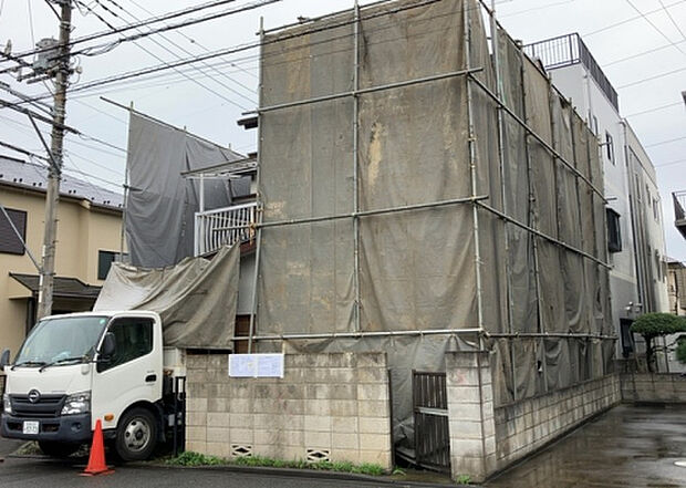 現地をご見学に行く際は、道路の幅や周辺の交通量、施設などをご確認頂くことをおすすめします！ある程度イメージをつけたいという場合は、同売主の施工事例や完成パースもお見せします。