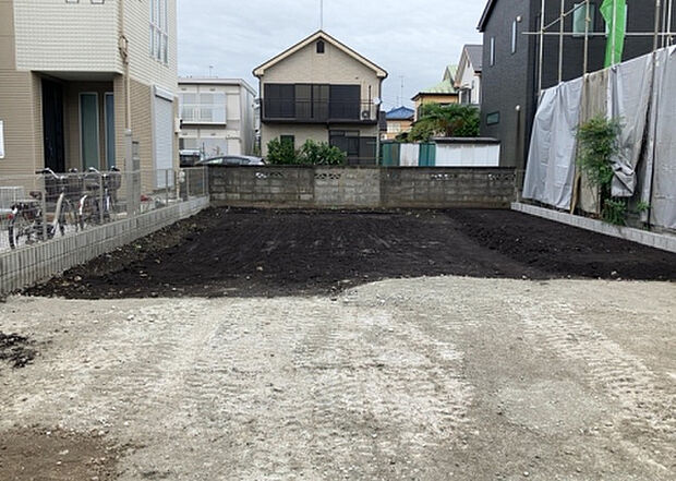 現地をご見学に行く際は、道路の幅や周辺の交通量、施設などをご確認頂くことをおすすめします!ある程度イメージをつけたいという場合は、同売主の施工事例や完成パースもお見せします。