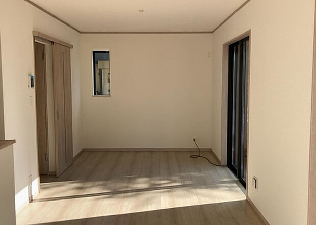 リビングの間取りの種類は大きくわけてリビングとダイニングが別になっているタイプ、リビングダイニング一体型です。どちらも一長一短ですので、家を選ぶ時はその両面をチェックして決めるようにしましょう。