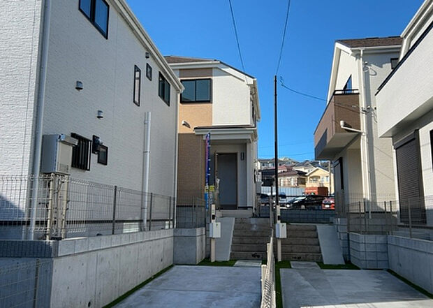 住宅用の土地では前面道路に2m以上接していなければならないと法律で定められています。しかし、お持ちの車のサイズやライフスタイルなどにより、2mでは利便が悪い場合もございますので、事前に確認しましょう。