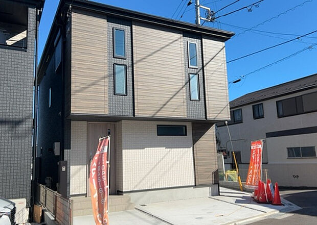 住宅用の土地では前面道路に2m以上接していなければならないと法律で定められています。しかし、お持ちの車のサイズやライフスタイルなどにより、2mでは利便が悪い場合もございますので、事前に確認しましょう。