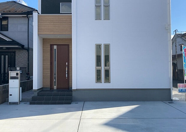 木造住宅とは土台、壁、柱など建築物の強度を支える構造体の材に木が使用されている構造を指します。構造体は建物の自重を支えるだけではなく風圧や水圧、積裁荷重などあらゆる衝撃に耐えるための基礎です。