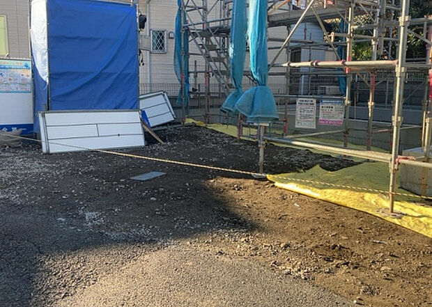 車一台あたりに必要なスペースは、標準サイズの普通自動車で横幅2m50cm、長さ5mは必要になります。ただし、乗降のことも考慮して横幅3m30cm、長さ5m50cmほどは確保できるところを選びましょう。