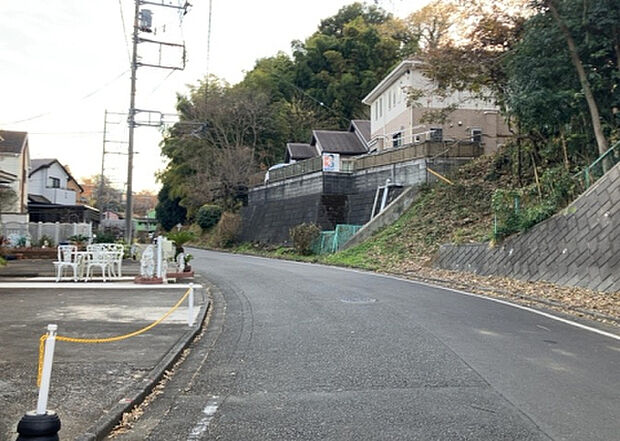 桜や紅葉の名所に出かける人は多いと思いますが、家にいながら季節の移ろいを感じる生活を送りませんか?リビングや窓から見える景色が生活を彩るワンポイントに!現地から見える景色を堪能してみては如何でしょう。