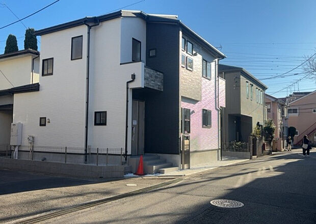 ついに完成致しました！現地をご見学に行く際は、道路の幅や周辺の交通量、施設などをご確認頂くことをおすすめします！物件の流れが早いため、内見をしたい方はお早めに当社営業までお問い合わせ頂きご予約下さい！