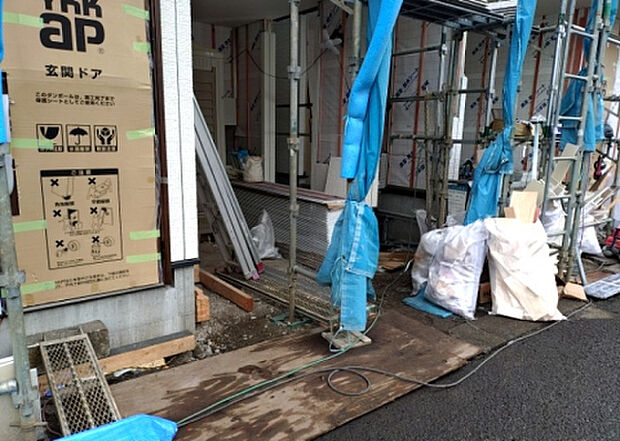 車一台あたりに必要なスペースは、標準サイズの普通自動車で横幅2m50cm、長さ5mは必要になります。ただし、乗降のことも考慮して横幅3m30cm、長さ5m50cmほどは確保できるところを選びましょう。