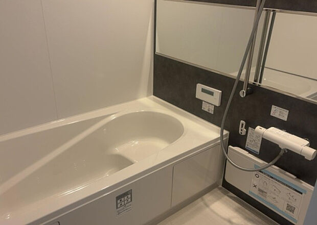 入浴時の快適さも大事なことですが、綺麗な状態を維持できなければ気持ちよく入浴できません。毎日の掃除が楽という点は大事なポイントになります！カビが生えにくく掃除がしやすい、壁や浴槽を選ぶといいでしょう。