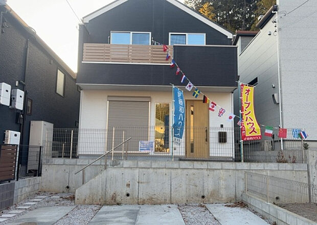 ついに完成致しました！現地をご見学に行く際は、道路の幅や周辺の交通量、施設などをご確認頂くことをおすすめします！物件の流れが早いため、内見をしたい方はお早めに当社営業までお問い合わせ頂きご予約下さい！