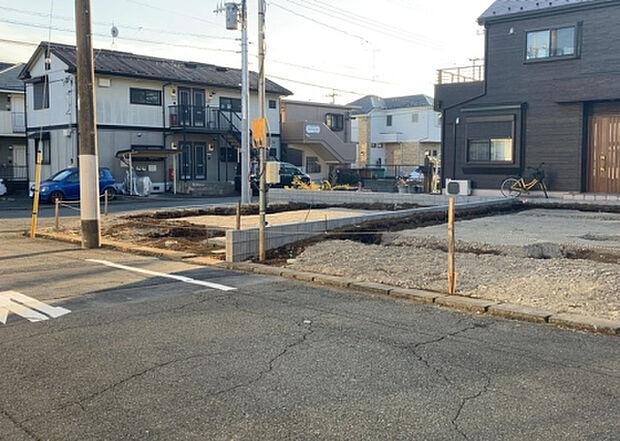 住宅用の土地では前面道路に2m以上接していなければならないと法律で定められています。しかし、お持ちの車のサイズやライフスタイルなどにより、2mでは利便が悪い場合もございますので、事前に確認しましょう。