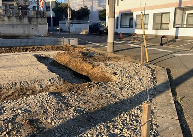 車一台あたりに必要なスペースは、標準サイズの普通自動車で横幅2m50cm、長さ5mは必要になります。ただし、乗降のことも考慮して横幅3m30cm、長さ5m50cmほどは確保できるところを選びましょう。