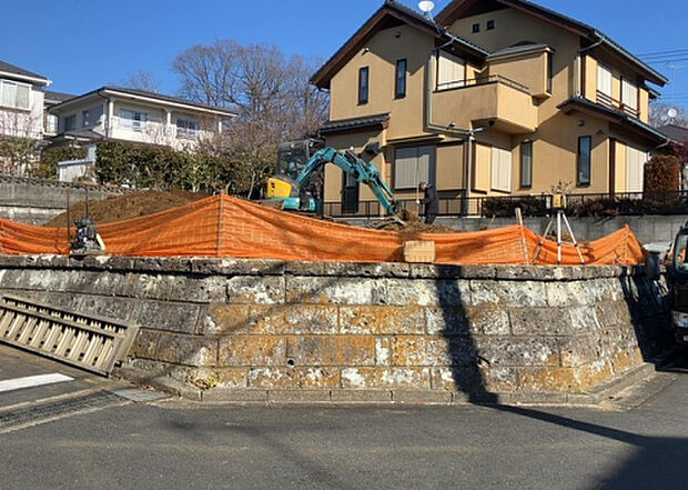 住宅用の土地では前面道路に2m以上接していなければならないと法律で定められています。しかし、お持ちの車のサイズやライフスタイルなどにより、2mでは利便が悪い場合もございますので、事前に確認しましょう。